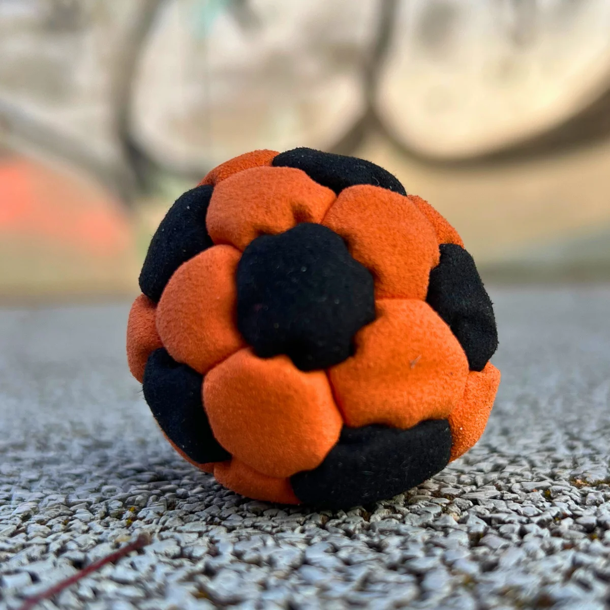 32 Panels Footbag mit Metallkugelfüllung – Crazy Sack Jonglierball & Kickball 02