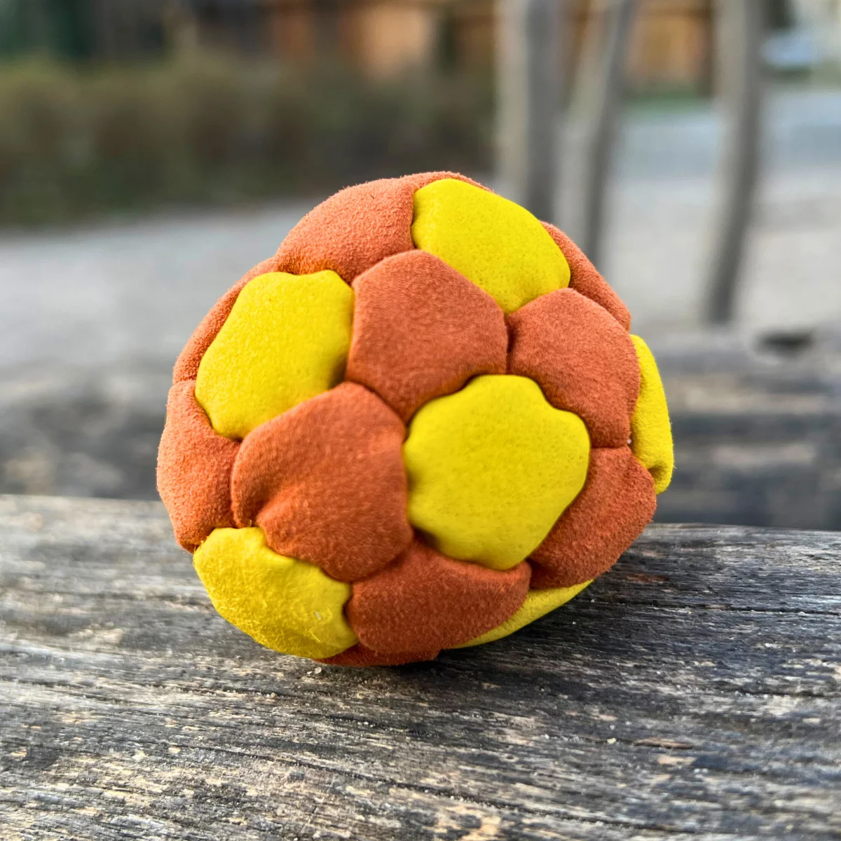 32 Panels Footbag mit Sandfüllung – Crazy Sack Kickball & Stoffball 03