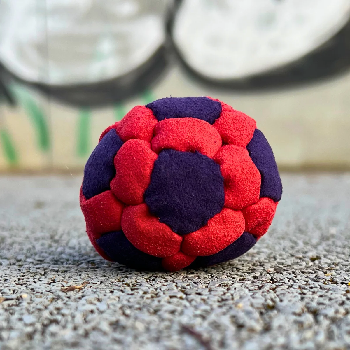 42-Panel Footbag, Stoffball, Kickball, Jonglierball , Crazy Sack, Sand Filling, weight 50 gram, diamete 5,5cm, Füllgrad ca. 70 % 02